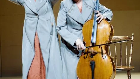 Lina Hjort - horunge och lesbisk feminist i Tornedalen vid förra sekelskiftet. Hennes livsepos tar form i gripande berättarteater med skådespelaren Gun Olofsson och musikern Pia-Karin Helsing. Att Norrbottensteatern la urpremiären i Ohtanajärvi gjorde inte saken sämre.