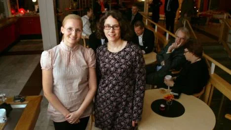 Tina Hedlund, chef yttre miljö vid LKAB, och Pia Lindholm, projektledare vid LKAB, planerar för dammbygget, sjötömningen och den nya avbördningen vid Luossajärvi.<_Bildtext Fotobyline>FOTO: HANS STERNLUND</_Bildtext Fotobyline>