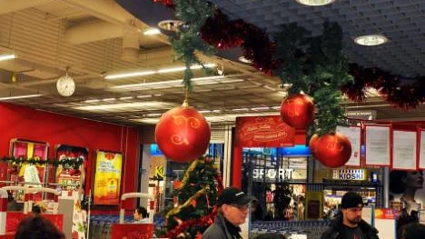Kati Tervo höll ordning på julruschen i gallerians matbutik.FOTO: Fredrik Samuelson