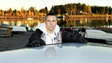 Mats Andeer, stugägare på Sandön, är irriterad över inbrott och vandalisering på parkeringsplatsen vid Tjuvholmssundet i Luleå. Nu kräver han och andra stugägare belysning och kameraövervakning.Foto: Bengt-Åke Persson