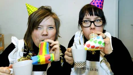 Kristina Junttila och Leena Kela blåser till happening i Kahviland när kaffekulturen ska kartläggas.