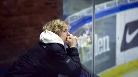 Skadad - igen. Vid ett träningspass i Luleå drabbades Mattias Modig av en fraktur på knäskålen.