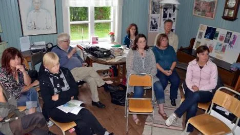 Ewa Wallgren, Jannina Korhononen, föreläsaren Kjell Lundholm, Ylva Slagbrandt, Börje Ulander, Ann-Christine Norman, Carina Strömberg och Maria Palovaara-Nasi redo att födjupa sig i Eyvind Johnsons bakgrund, liv och litteratur för att seedan kunna ta kunskaperna med sig till sina elever på gymnasiet.