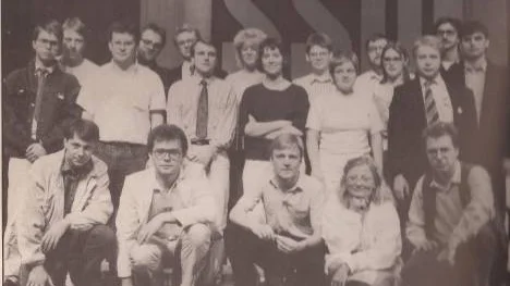 Artikelförfattaren Olov Abrahamsson ingick i SSU:s förbundsstyrelse 1987-1990. På bilden märks bland andra blivande statsråd, riksdagsledamöter och en tänkbar LO-ordförande. Övre raden fr v Olov Abrahamsson, Pontus Boström, Anders Teljebäck, Mats Johansson, Pär Nuder, Sven-Eric Söder, Eva Eiderbrant, Åsa Johansson, Tord Karlsson, Monica Green, Leif Jakobsson, Kerstin Alnebratt, Lars Bergdalen, Björn Persson och Leif Linde. Nedre raden fr v Lennart Weiss, Kent Carlsson, Roger Rådström, Anna Lindh och Karl-Petter Thorwaldsson. Saknas på bilden gör Håkan Juholt (som befann sig på ett arbetarekommunmöte i Mörbylånga vid fototillfället), Annelie Hulthén och Leif Pettersson.FOTO: SSU