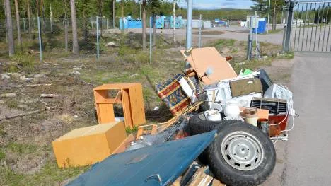 I annonsbaldet "Kometen" manar kommunledningen till städ- kampanj. Samtidigt gör någon av medborgarna så här - dum- par sitt skräp till någon annan att ta reda på.
