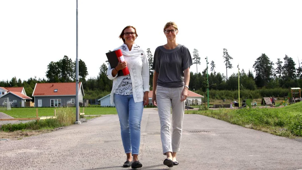 Hanna Hammarlund, exploateringsingenjör, och Jessica Strand Andersson, exploateringsassistent, ute vid Sörby där nya tomter planeras.