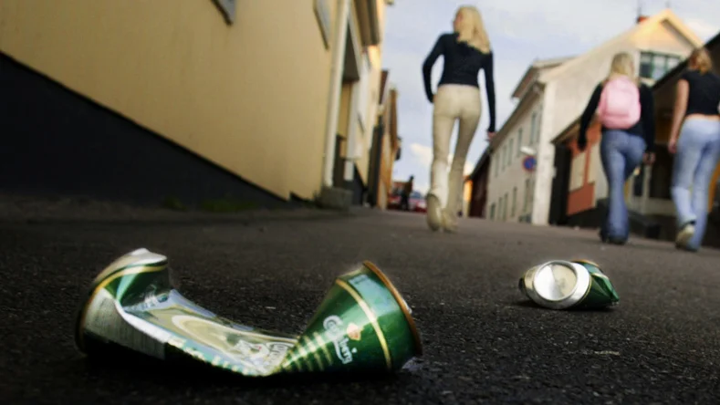 Fiskarfesten i Öregrund. Ölburkar och ungdomar.