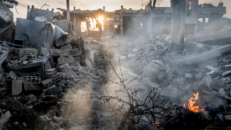 Barn leker i ruinerna i Kobane i Kurdistan, Syrien.