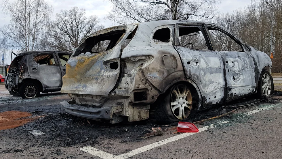Räddningstjänsten larmades om bilbrand på Motala väster under natten mot tisdag.
