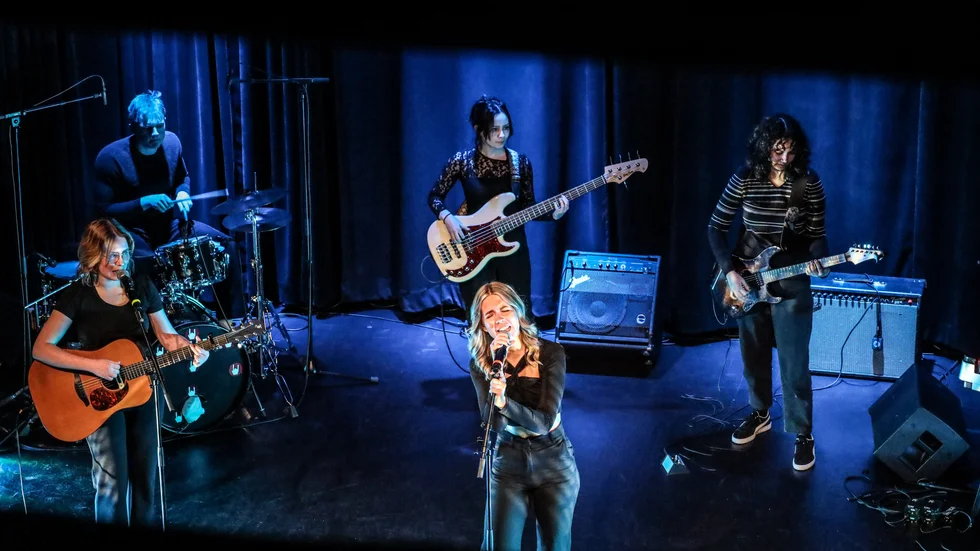 Julia Lundmark med band knep andraplatsen. Priset? Studiotid med producenten Markus Porsklev. Fr. v: Frida Marklund, Aaron Lindqvist, Leia Lanzén, Julia Lundmark och Salma Chahoub. Petrus Holmgren saknas på bilden.