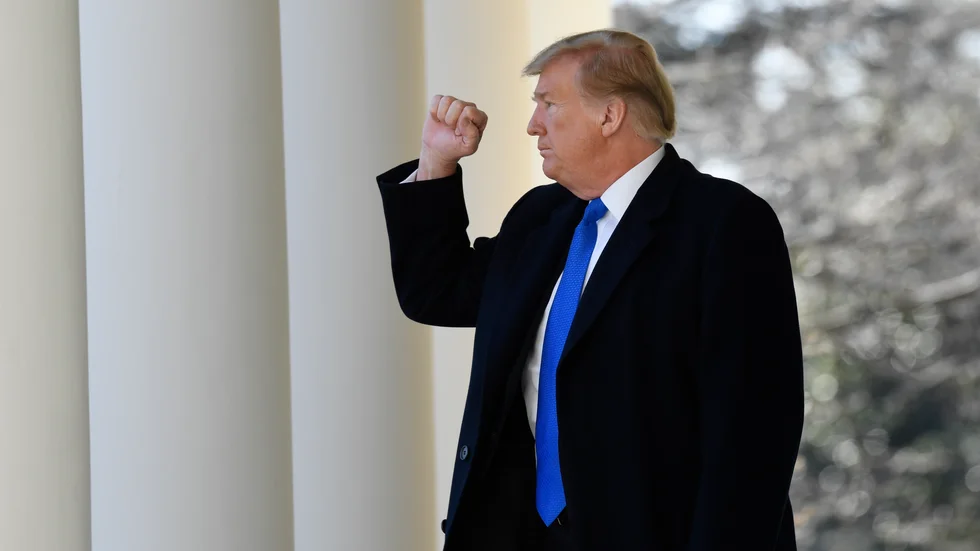 Donald Trump, fotograferad 2019 under sin tid som USA:s president. Trump har åtalats för brott och kampanjar samtidigt för att bli Republikanernas kandidat inför nästa års presidentval.