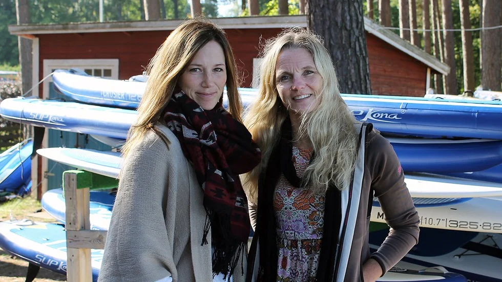 Maria Ziemke Larsson och Linda Staafs önskan om en flytbrygga har vållat debatt i kommunen.