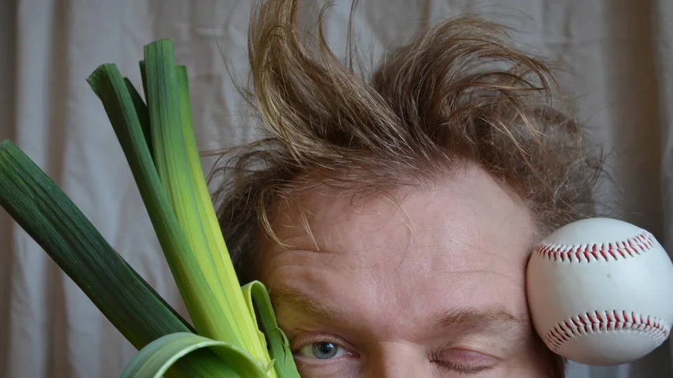 Konst(ig)installation á la Angerborn: Morgonfrilla med boll och purjo.