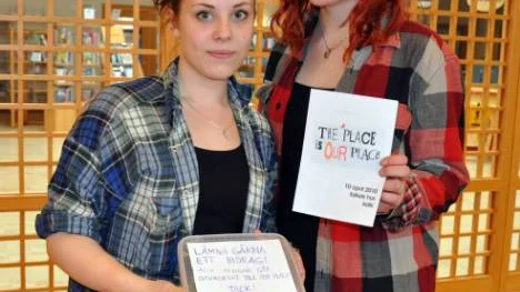 Hanna Lindroth och Frida Isaksson stod bakom galan och insamlingen till Our Place.
2 500 kronor kommer att skickas till hemmet för aidssjuka.
"Det känns riktigt bra att kunna bidra till den verksamheten" säger Hanna Lindroth.