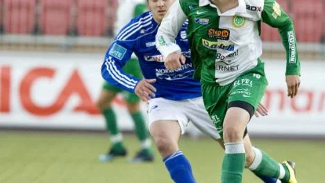 16-årige Fredrik Espling gjorde mål för Rangers.  Det firade han med att göra det viktiga 4-2-målet mot topplaget Umeå FC. foto: göran ström