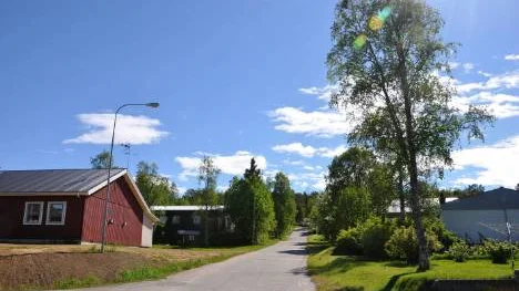 Endast en smal väg skiljer den tilltänkta skoltomten från Karin Piraks och hennes sambos. Den planerade skolbyggnaden till vänster, Piraks till höger.