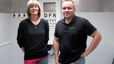 Magdalena Wallfur, företagssköterska och Kjell Degerman, vd för Adviva  i den nya mobila företagshälsovårdsbussen. FOTO: John Filipsson