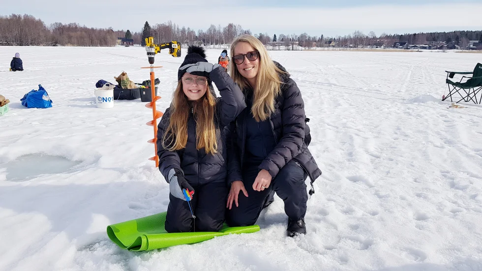 Tilda Fält från Stockholm har aldrig provat pimpla förut. Men under påsklovet är hon hos mormor och morfar i Piteå med familjen, bland andra mamma Marie Fält.