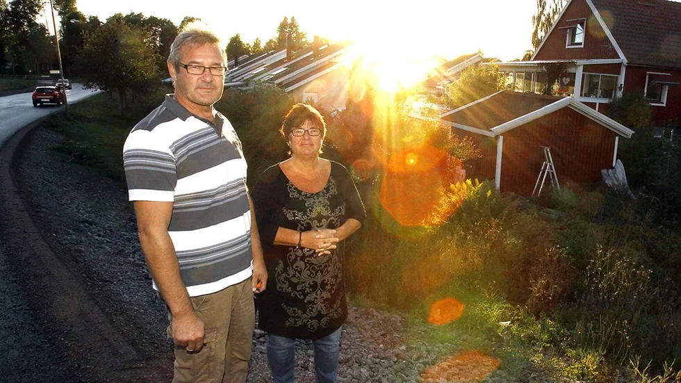 Magnus och "Tinta" Koski på Brommagatan i Motala visar hur tajt det kommer att bli när cykelbanan kommer att anläggas mellan vägen och deras häck.
