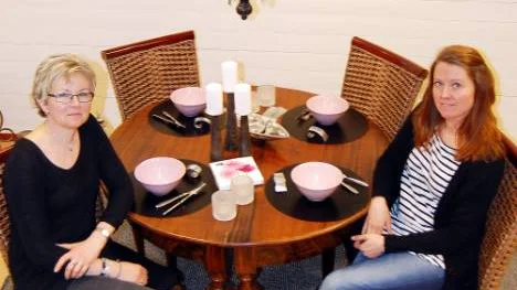 Yvonny Sundling och Helena Johansson, gamla lärarkollegor som slagit sina påsar ihop och startat affären " Hemma hos Molly"." Vi blev arbetslösa och gillar båda heminredning. Nu har vi skolat om oss till företagare istället vilket ska bli kul", säger de.