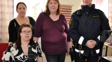 Linda Landström, Ann-Louise Westberg, Veronica Utterström och Johanna Winsa (sittande) jobbar tillsammans mot narkotikan som sprider sig allt längre ner i åldrarna.                                                                          FOTO: Lotta Nilsson