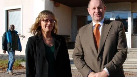 Eva Berg, enhetschef i Boden, och Dan Eliasson, generaldirektör, berättar om barngruppen som startats i Boden. FOTO: Lena Tegström