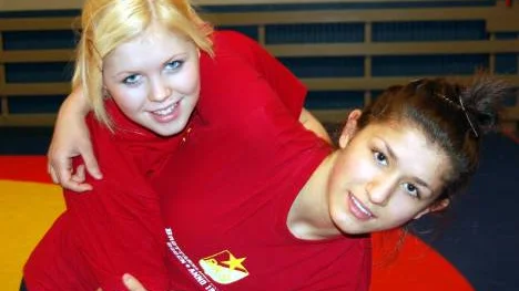 En dröm har gått i uppfyllelse för Linnea Blomgren (t v) och Ayda Delen från BK Snar i Boden: de har kommit in på brottningsgymnasiet i Arboga.