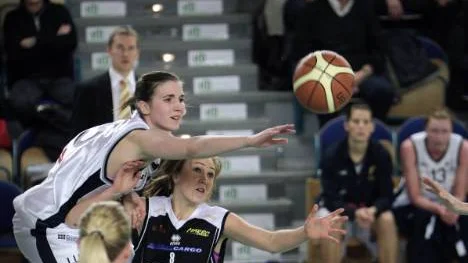 Slarvigt, stökigt och massor av misstag. Det blev ingen bra match när Luleå Basket tog emot Marbo i damligan. Men hemmalaget lyckades i alla fall vinna - efter förlängning. Foto: Kurt Engström