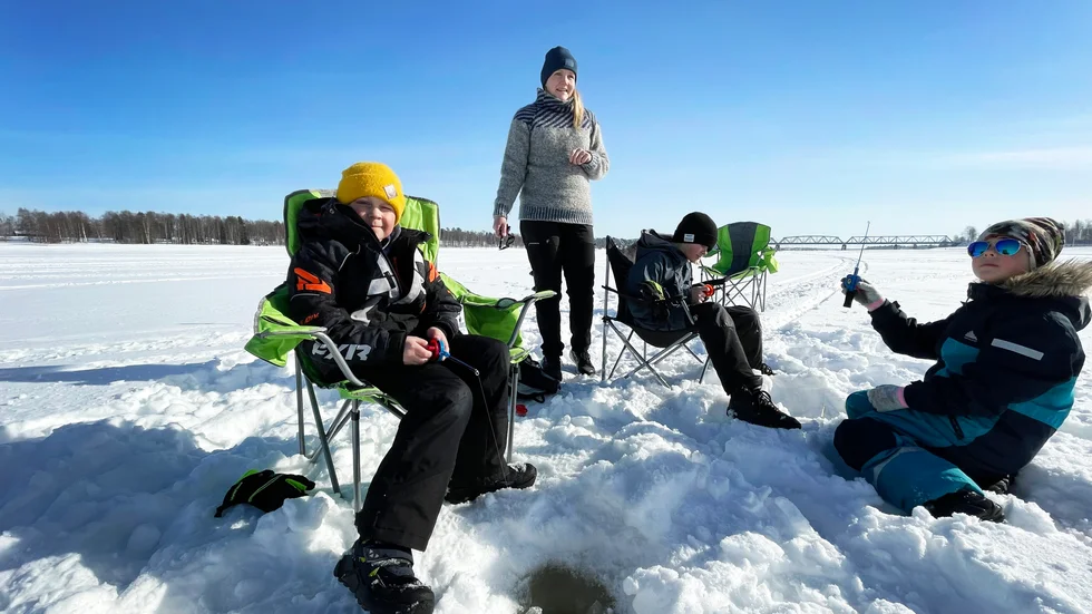 På ena sidan älven finns Sverige, på andra sidan Finland. Där någonstans i mitten har familjen Riuttala och Revonniemi slagit sig ner för att fiska.