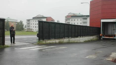 "En bild säger mer än tusen ord, så här kan det inte få vara", säger Thomas Waltari, inre befäl vid Haparandapolisen.Waltari fotograferade trafiksituationen vid varuintaget på Coop Extra där en man blivit överkörd av en lastbil.FOTO: linda danhall