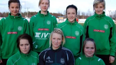 Assi fyller på med unga tjejer. Emma Schäufele, Maria Lundbäck, Jenny Nilsson, Amanda Bjöörn-Norén, Ida Ekman, Helena Bäckman-Andersson och Mia Knuutila är beredda på spel i tvåan.