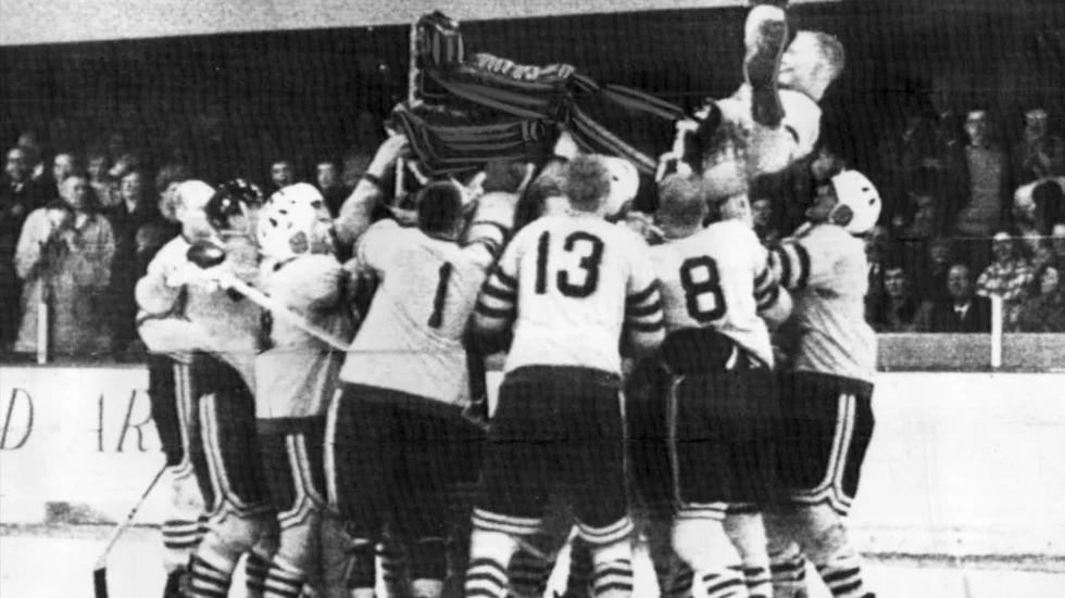 Målvakten Lennart "Klimpen" Häggroth hissas sedan Sverige vunnit VM-guld i ishockey i Colorado Springs 1962