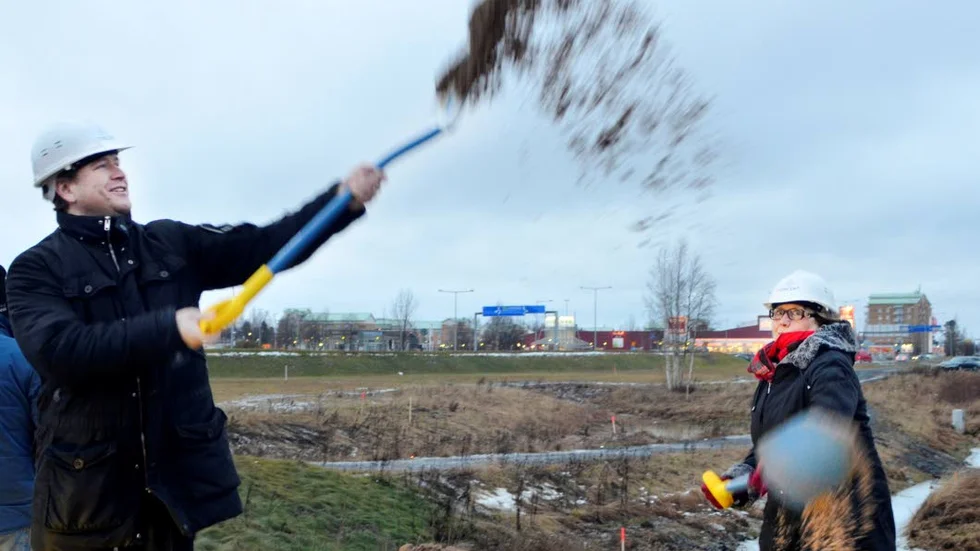 STARTGROPARNA. 2014 togs det första symboliska spadtaget för Barents center, av Mikael Fahlander och Gunnel Simu .