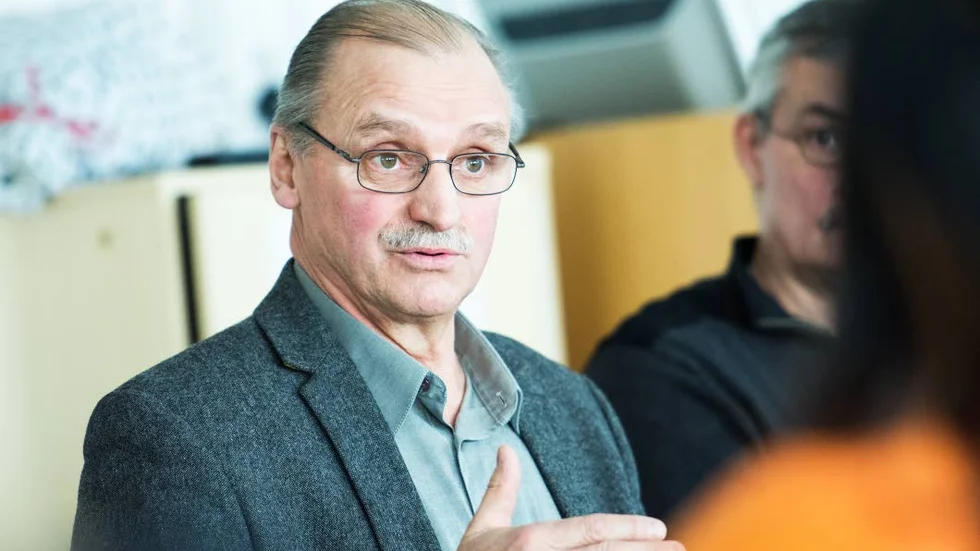 Utlokalisering. Erland Nilsson vill se fler administrativa kommunjobb flyttas ut till kommunens norra och södra delar – men kommunfullmäktige gick inte på hans linje.