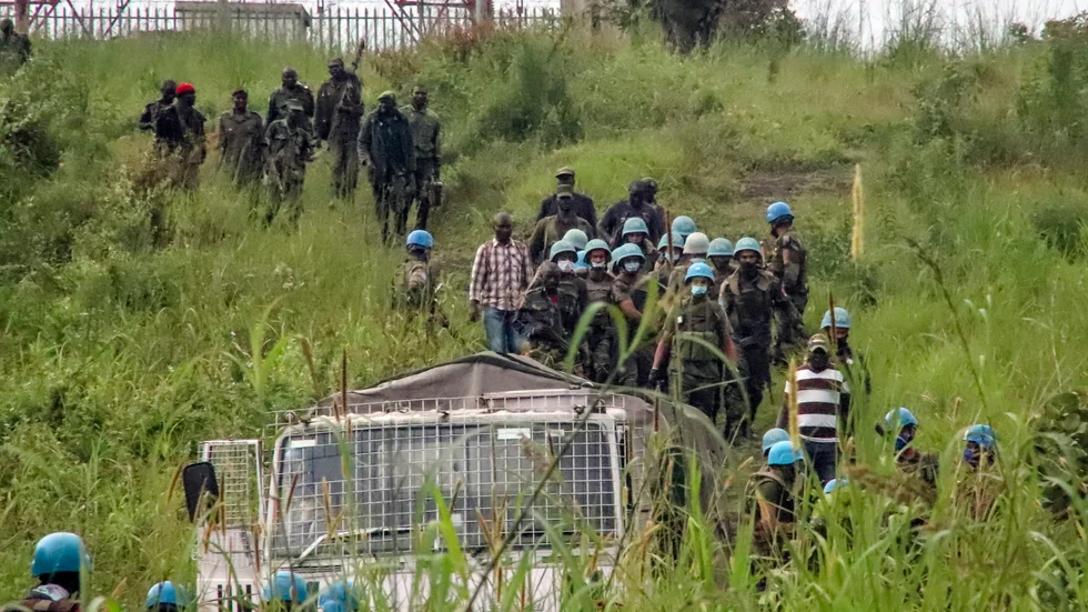 FN:s fredsstyrkor i Kongo-Kinshasa flyttar kvarlevorna efter de tre människor som dödades i en attack 2021 i det afrikanska landet. Ett av dödsoffren var Italiens dåvarande ambassadör. Arkivbild från tiden vid händelsen februari 2021.