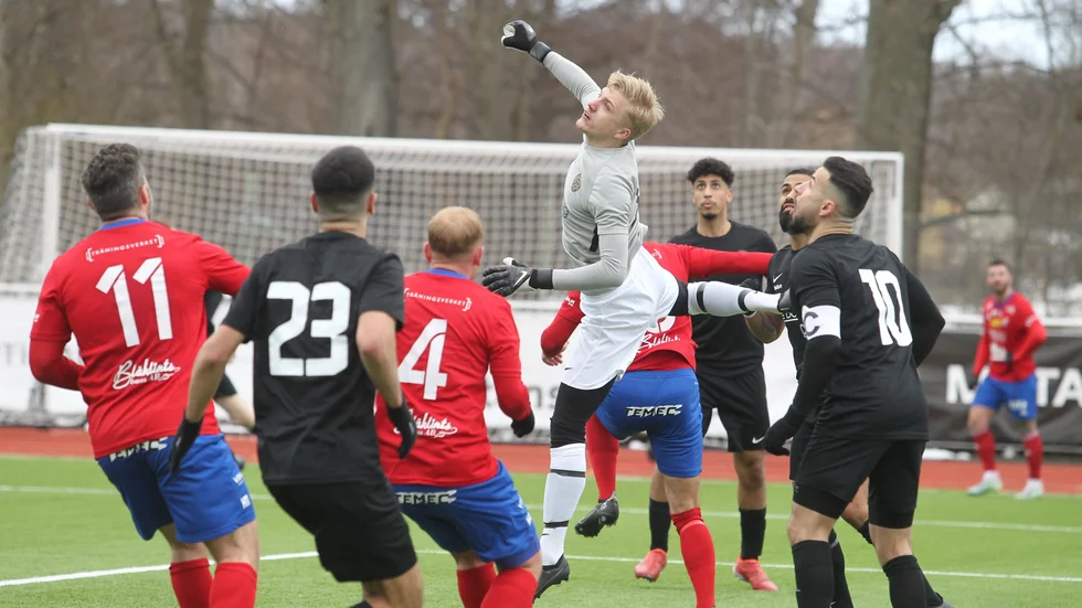 Borens IK ligger på vid en hörna, men Hemgårdarnas BK:s målvakt Emil Lindell kan freda sitt mål. HBK vann premiären med 2-1 efter mål i sista minuten.
