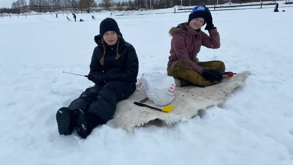 Trots att regnet öste ned vid Västra kajen där Pitenappet avgjordes var det cirka 150 fiskare som trotsade regnet. Några av dem var Elvina Jansson och Ronja Møller Lasskogen