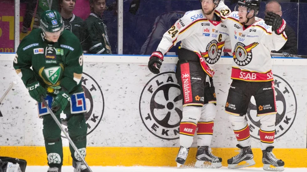 Målkungen. Lucas Wallmark sköt ett drömmål och har nu nätat i samtliga kvartsfinalmatcher. Nu vill         han skjuta Luleå Hockey till semifinal redan på fredag.
