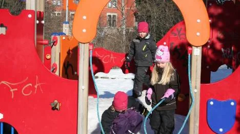 Tova, Emmie och Ebba leker  i Stadsparken.