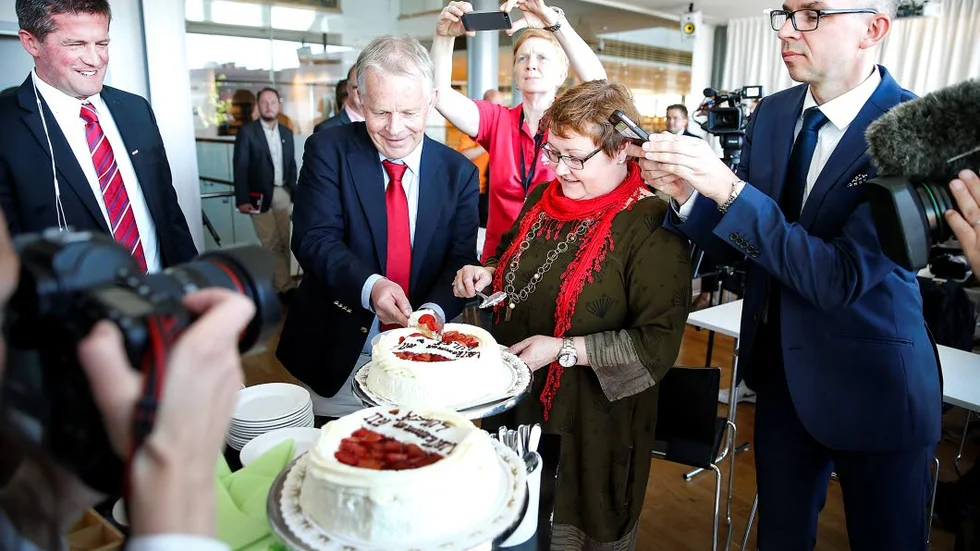 FIRANDE. Rikshems Ilija Batljan, vice vd och Jan-Erik Höjvall, vd tog för sig av tårtan med texten "Välkommen till Luleå". Yvonne Stålnacke och Niklas Nordström var lyckliga över affären.