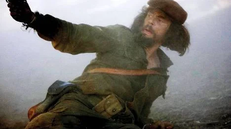 Benicio Del Toro frustar sig igenom dryga två timmars revolutionsromantisk Che-hyllning. Och snart kommer film två.
