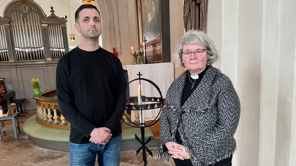 Bruno Malabeux, ordförande i Hagunda IF, och prästen Helena Hahr Lewita inväntar besökarna i Vänge kyrka.