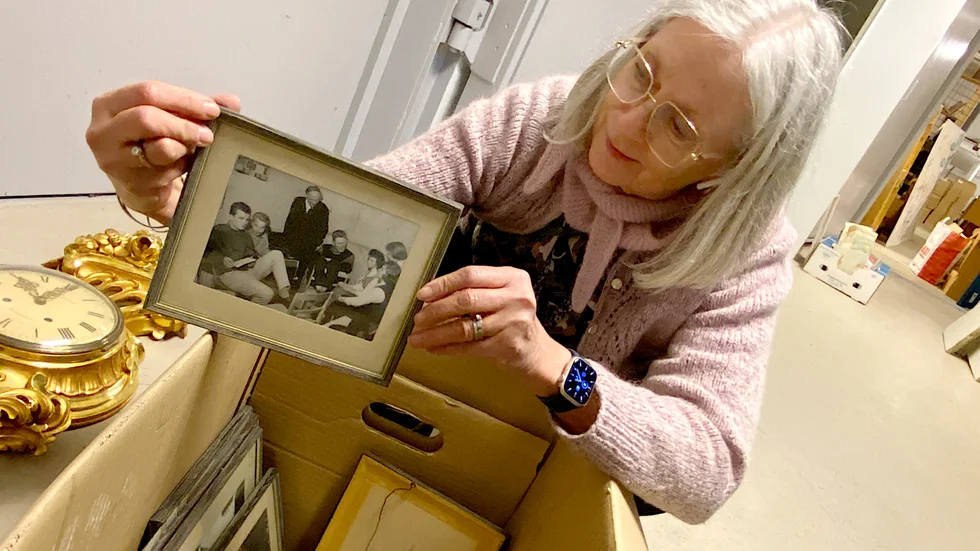I en kartong i källarförrådet i Kyrkans hus hittade Maria Samuelsson flera inramade fotografier med motiv från kyrkans ungdomsverksamhet, troligen från 50-talet. Men vilka är personerna på bilderna?