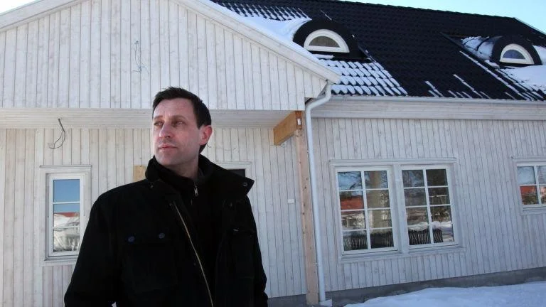 Henrik Staberg har det senaste året varit inneboende hos sina svärföräldrar i Nyköping tillsammans med sin sambo Anna Lindgren och sonen Axel. Firman som skulle bygga familjens hus följde inte ritningarna och gjorde ett undermåligt jobb. Till slut stod bygget stilla.