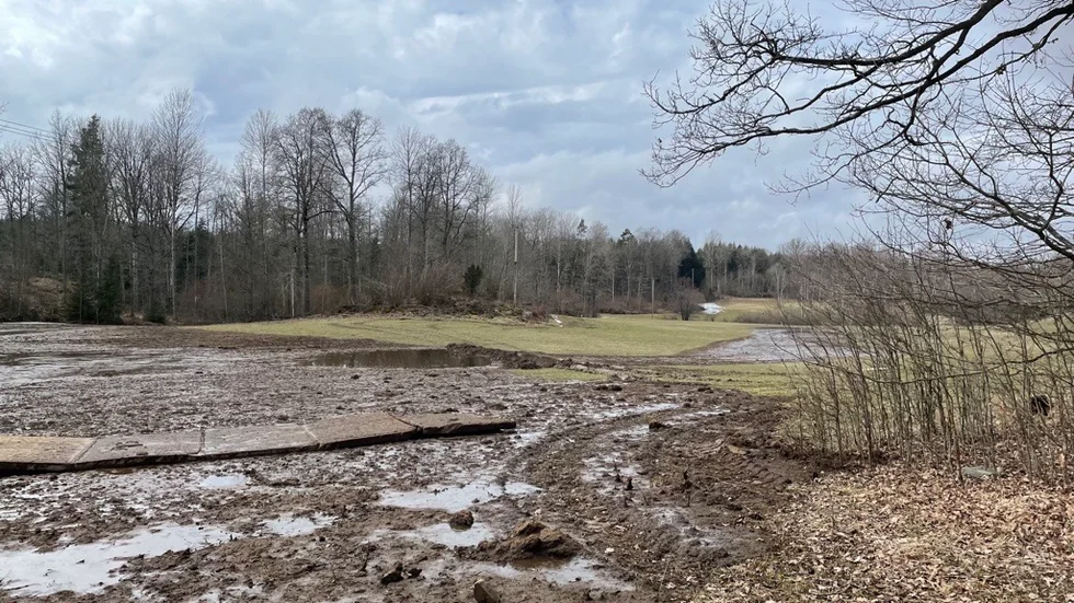 Stora mängder flytgödsel läckte ut när väggen på en gödselbrunn gav vika i söndags kväll.
