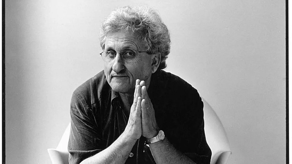 Abraham B Yehoshua bor i i Haifa där han arbetar som professor i litteratur. Hans böcker har översatts till 22 språk.