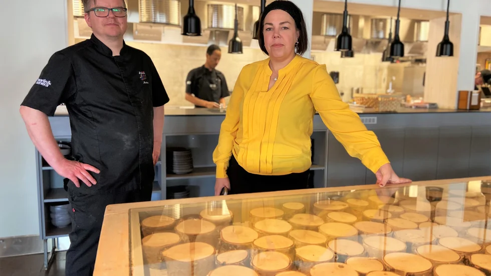 Martin Lindgren, kökschef och Ida Johansson, hotellchef vittnar om svåra rekryteringsförhållanden. Samtidigt ökar trycket och anläggningen har numer en nära 85-procentig beläggning över året. Men till det krävs personal. Mycket av tiden går åt till personalbehovsfrågor. 