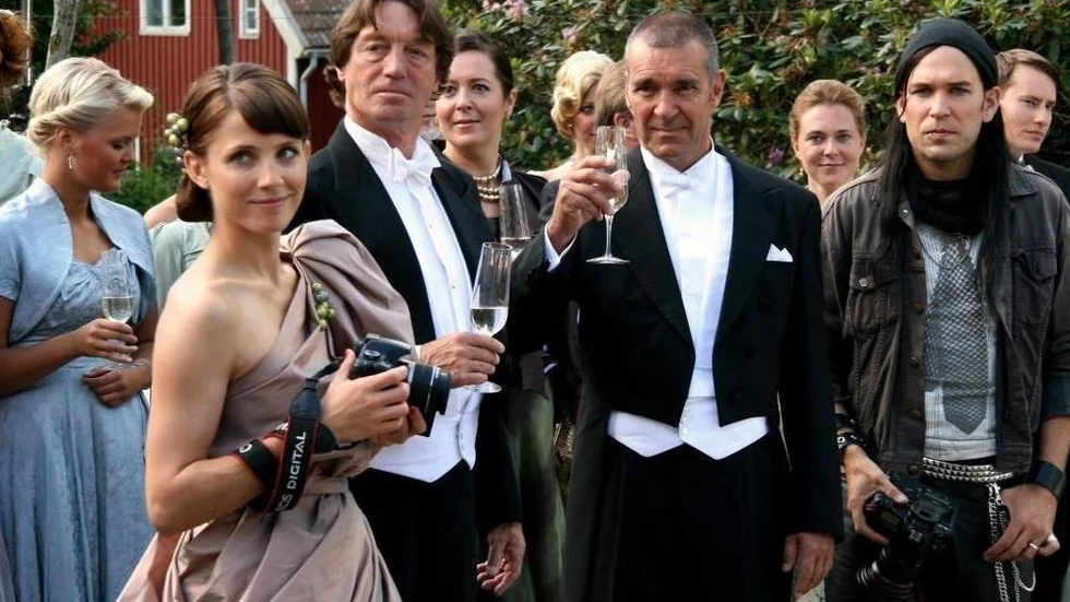 Tuva Novotny, Johannes Brost, Kjell Bergqvist och Björn Starrin i ?Bröllopsfotografen?. Foto: Ulf Malmros