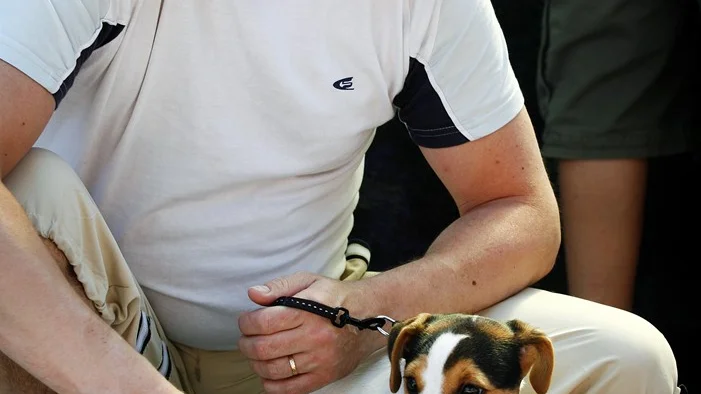 Även hundar behöver dricka i värmen. Hans Lönngren från Kisa förser 4 månader gamla Ville med vatten.