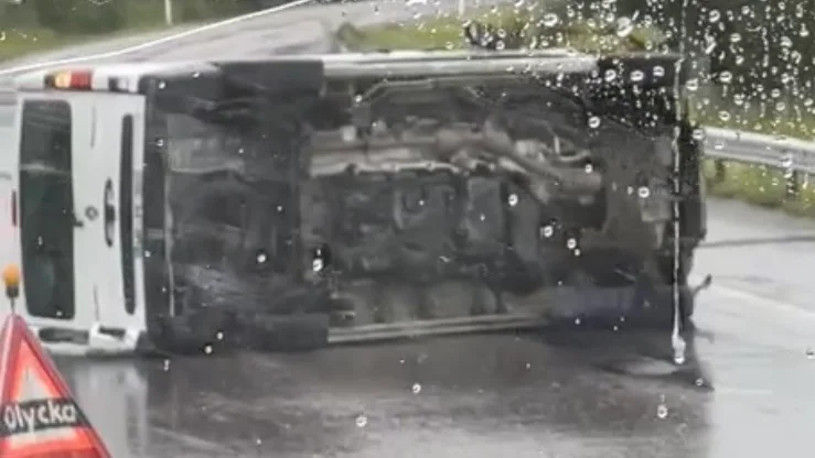 Här ligger minibussen mitt på E4:an